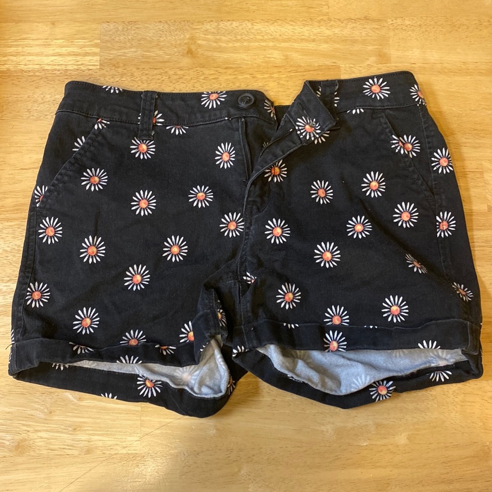 Women’s shorts black with white daisies